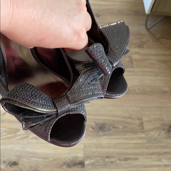 🎀 DONATED Moda Spana Silver Heels with Bow 🎀 - Picture 4 of 6